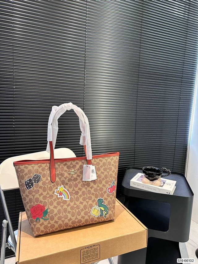 配折叠盒子 蔻驰 新款购物袋 蔻驰专柜大热款 精购物袋 打造 品质一流 原版五金 最火单品 无可挑剔，爆款入手必备款 尺寸 32 28 货号66102