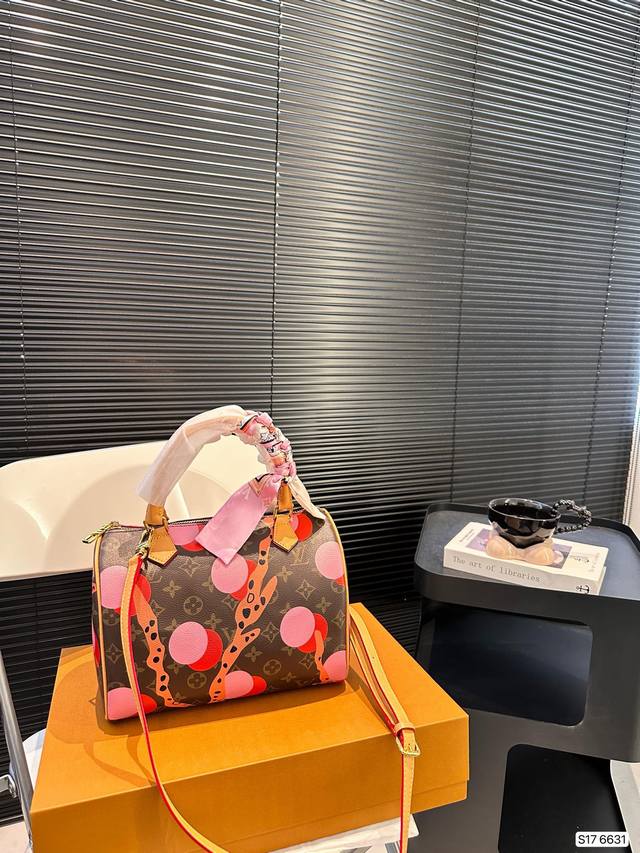 配折叠盒子 Lv彩绘枕头包 春夏秀款系列，这次lv的款太可了，男女都可以背的款 ，酷酷帅帅可可爱爱～尺寸：26 18 货号6631
