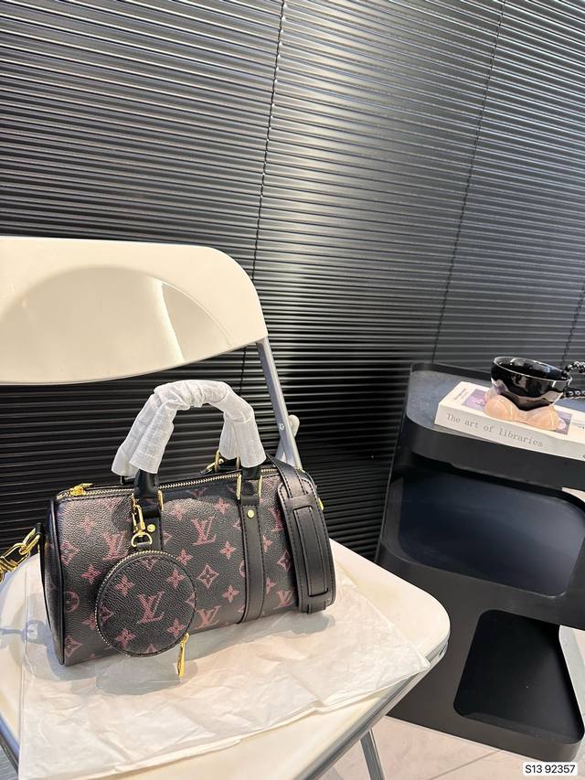 Lv枕头包 Keep手提单肩斜挎款式 宝宝们抓紧来订哈 版型经典不过时 一直深受洋气美妞们喜欢!尺寸:25 14 货号92357 Lv枕头包 Keep手提单肩斜挎款式 宝宝们抓紧来订哈 版型经典不过时 一直深受洋气美妞们喜欢!尺寸:25 14 货号92357