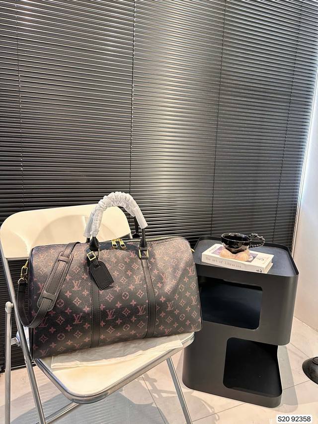 Lv 走秀款 旅行袋枕头包 春夏秀款系列，这次lv的款太可了，男女都可以背的款 ，酷酷帅帅可可爱爱～尺寸：45 26 货号92358