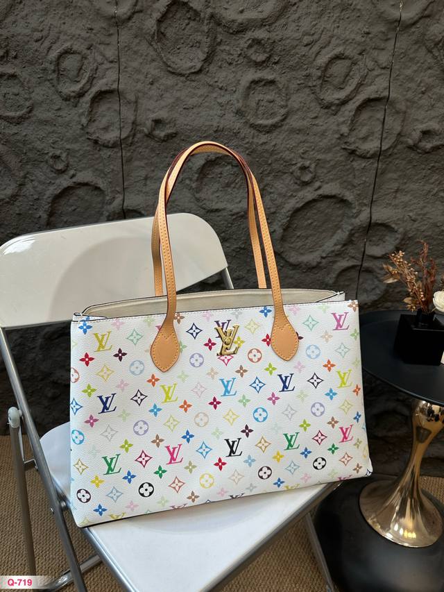 Lv 2024秋冬的绝绝子手袋 Lv Piano 手袋!这款手袋不仅融合了经典设计,还注入了现代的摩登风范,真的是好用到哭! Piano 手袋以利落的构型和侧面 Lv 2024秋冬的绝绝子手袋 Lv Piano 手袋!这款手袋不仅融合了经典设计,还注入了现代的摩登风范,真的是好用到哭! Piano 手袋以利落的构型和侧面