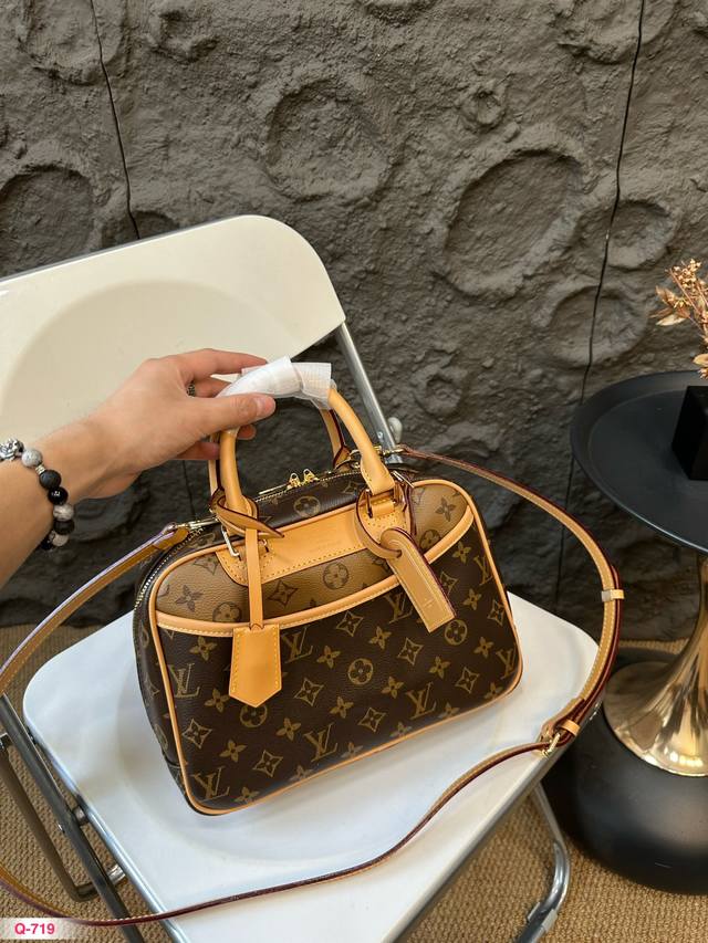 Lv珍妮包超级可爱圆乎乎可以手提可以斜挎 Lv珍妮包真的很有复古的感觉~感觉过去的贵族特别喜欢这样的小小旅行箱，大号作为短期旅游特别受欢迎，小号珍妮可以通勤，面