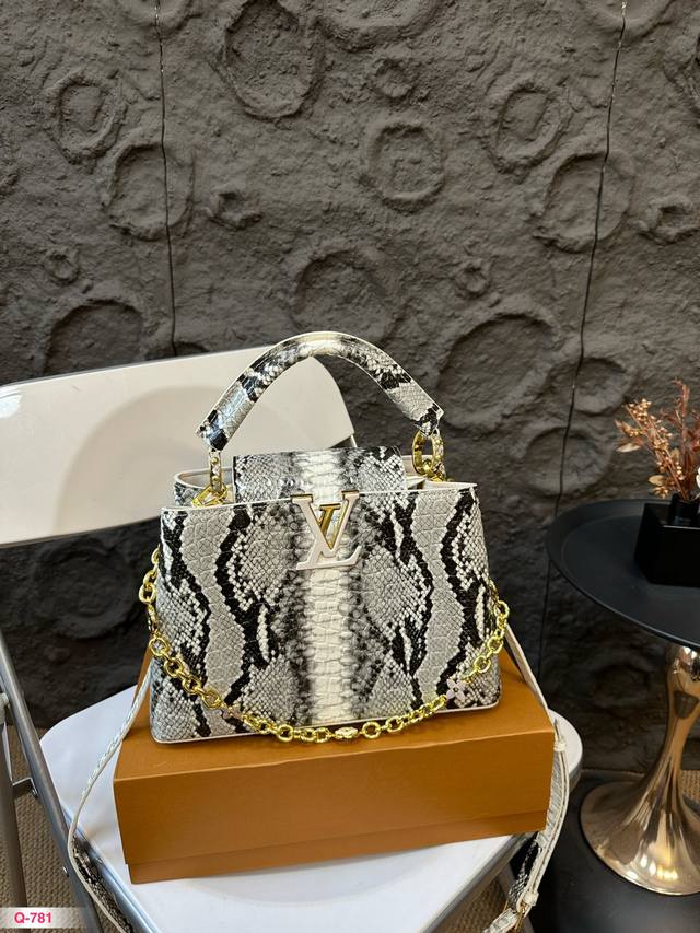 配折叠盒 Lv Capucines 手袋 全粒紋taurillon牛皮裁制 感觉低调 但有奢华质感！！ 经典！经典！稀有皮包包！！ 尺寸27.18Cm