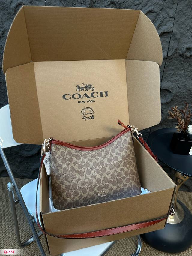 配礼盒 蔻驰新款laurel流浪包真的绝美！随性慵懒轻松拿捏，一长一短两条肩带，单肩斜挎手提腋下背都可以随意百搭，内部有带拉链的侧兜可以用来放重要物品！尺寸30