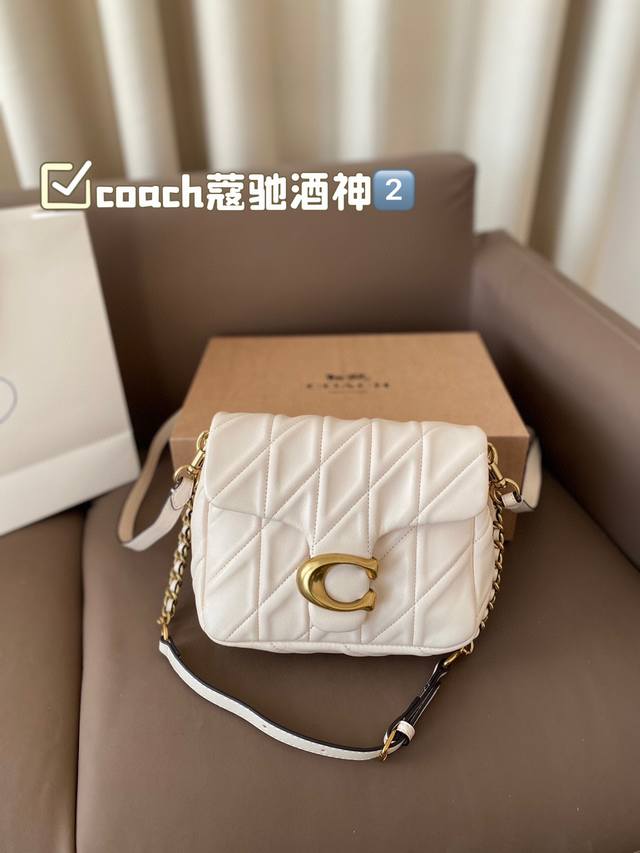 配折叠盒子 蔻驰酒神 Coach 2024秋季秀款图就一眼爱上了这款 Square Tabby 新季手袋致敬纽约这座灵感之城 Square Tabby延续了绗缝 配折叠盒子 蔻驰酒神 Coach 2024秋季秀款图就一眼爱上了这款 Square Tabby 新季手袋致敬纽约这座灵感之城 Square Tabby延续了绗缝