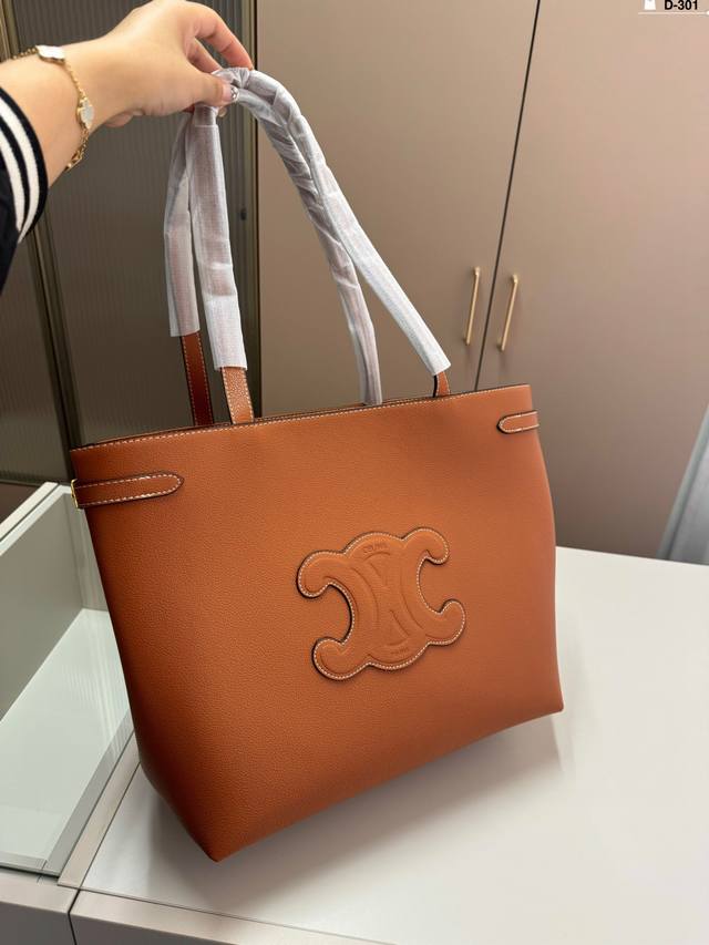赛琳celine Tote 托特包 容量超级大也很耐用 日常出街背它回头率百分百 D-301尺寸33.15.30 赛琳celine Tote 托特包 容量超级大也很耐用 日常出街背它回头率百分百 D-301尺寸33.15.30