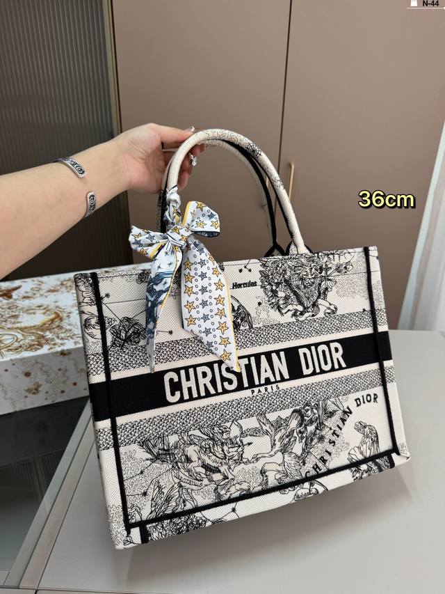 36厘米 Dior迪奥托特包book 容量超级大也很耐用 日常出街背它回头率百分百 N-44尺寸26×21 36×27 41×34折叠盒
