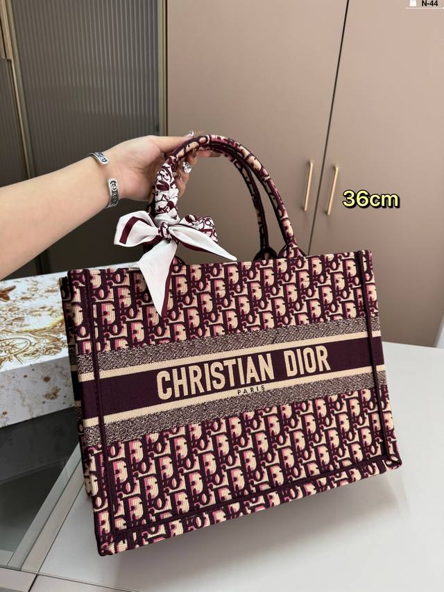 36厘米 Dior迪奥托特包book 容量超级大也很耐用 日常出街背它回头率百分百 N-44尺寸26×21 36×27 41×34折叠盒