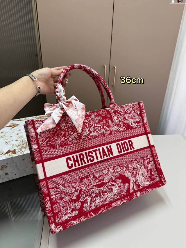 36厘米 Dior迪奥托特包book 容量超级大也很耐用 日常出街背它回头率百分百 N-44尺寸26×21 36×27 41×34折叠盒 36厘米 Dior迪奥托特包book 容量超级大也很耐用 日常出街背它回头率百分百 N-44尺寸26×21 36×27 41×34折叠盒