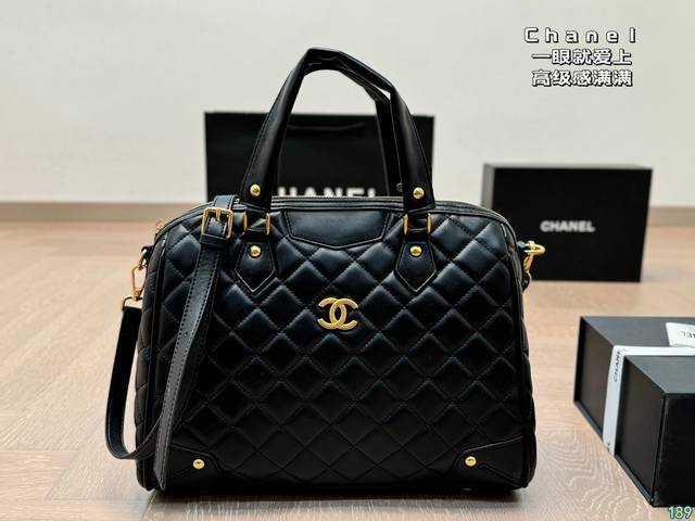 香奈儿chanel 新品枕头包金属 Logo 大气时髦购物袋 一眼就爱上 Vintage高级感满满 简约大气 尺寸 32 23