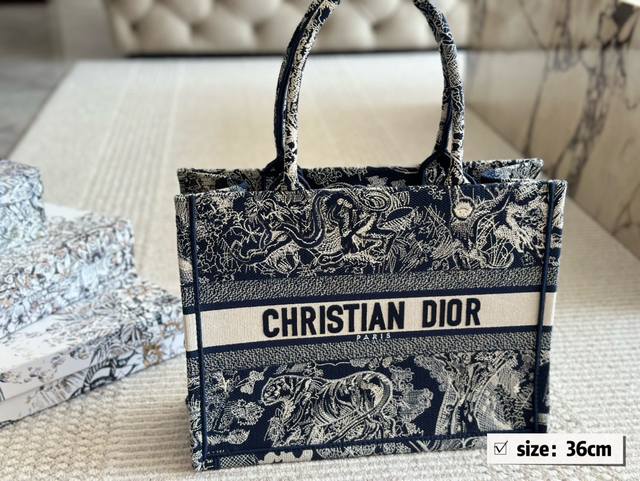 礼盒 Size：26*21Cm 36*28 Cm 41*35Cm D家 Tote购物袋 Cdbooktote23最新购物袋 立体刺绣 非普通货 搜索dior T