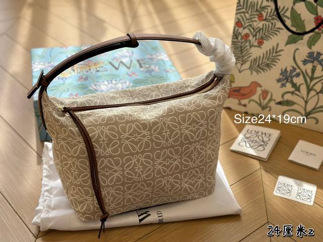 配盒 Loewe 罗意威 Anagram Cubi近日入手的小可爱 提花布上是隐约若现的触感立体logo鼓鼓囊囊的像个小饭盒可以手提也可以做腋下包特别轻巧 印花