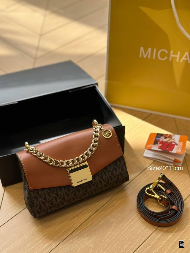 折叠盒 Mk专柜款lita系列链条包 Mk专柜款lita系列链条包，非常经典大气的棕拼logo,小巧精致，可手提可斜挎，尺寸约20*11. 5*7Cm.可以放下