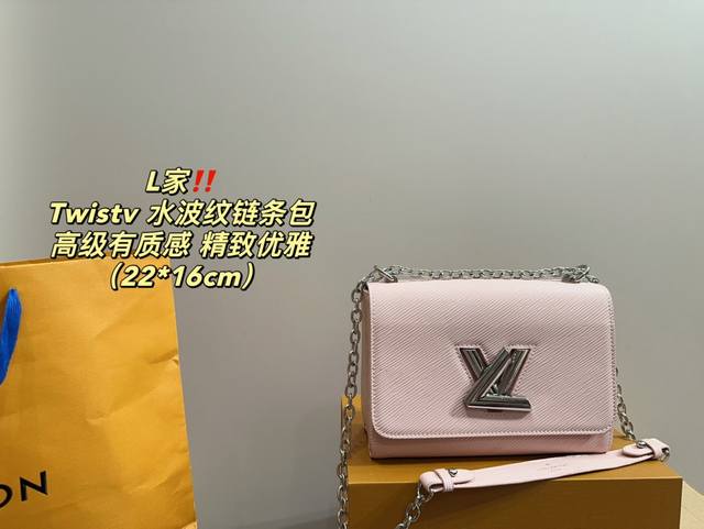 配折叠盒尺寸22.16 Lv Twist 水波纹链条包 是实物会比上镜更加好看的一个包包~ 他是很硬挺的那种包型、皮质看起来敲有质感的,加上银色的标,整体给人就 配折叠盒尺寸22.16 Lv Twist 水波纹链条包 是实物会比上镜更加好看的一个包包~ 他是很硬挺的那种包型、皮质看起来敲有质感的,加上银色的标,整体给人就