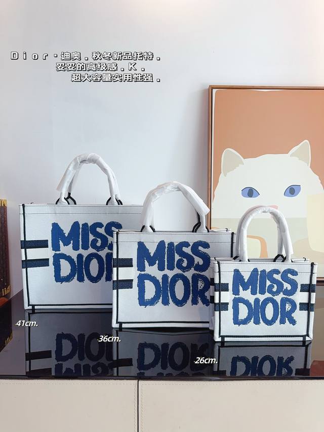 迪奥 托特包 系列. 这款 Dior Book Tote 手袋由 Dior女装创意总监玛 丽亚 嘉茜娅蔻丽 Maria Grazia Chiuri 设计,是体现 迪奥 托特包 系列. 这款 Dior Book Tote 手袋由 Dior女装创意总监玛 丽亚 嘉茜娅蔻丽 Maria Grazia Chiuri 设计,是体现