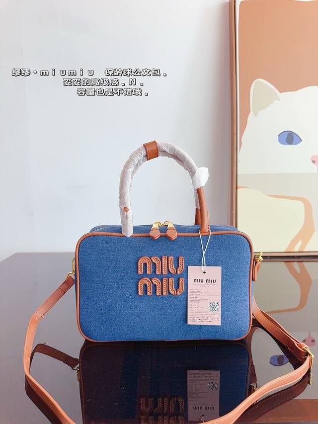 缪缪miumiu 保龄球公文包. 今年秋冬最火得miumiu 女孩.. 甜度刚刚好 很难不爱的 散发着复古的气息 背上它不仅是公主也是女王 小小的身体大大的容量