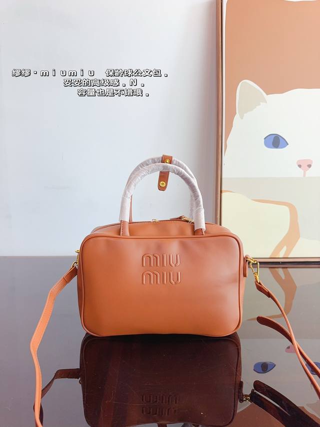 缪缪miumiu 保龄球公文包. 今年秋冬最火得miumiu 女孩.. 甜度刚刚好 很难不爱的 散发着复古的气息 背上它不仅是公主也是女王 小小的身体大大的容量