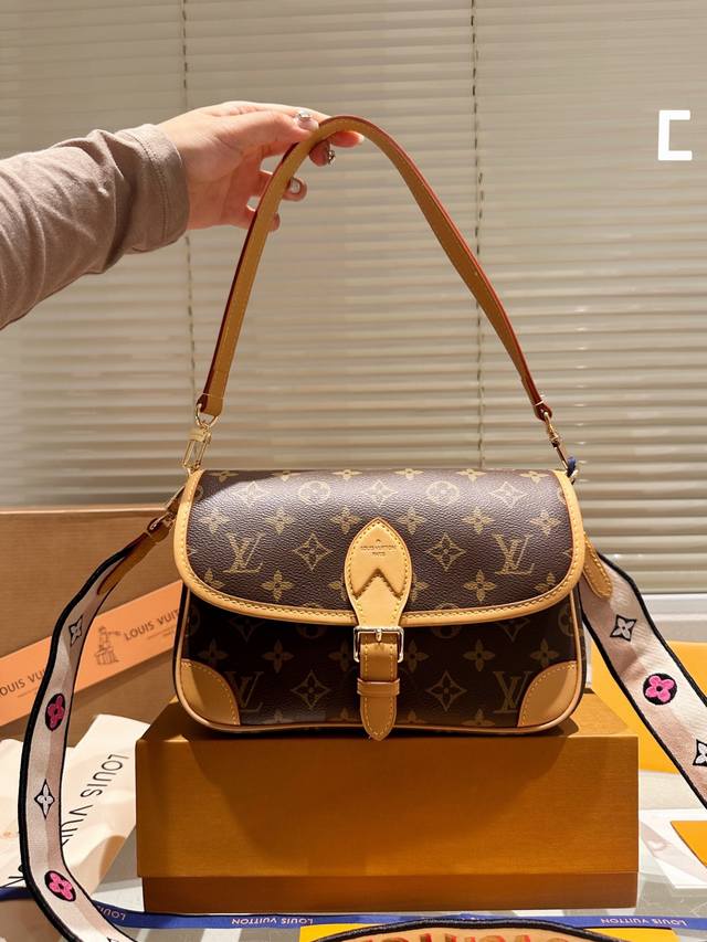 顶级原单 折叠礼盒+免税店飞机箱 证书 Lv 法棍包 调节扣肩带 邮差包 翻盖手袋，网红爆款 这款邮差包真是太有味道了 浓浓的复古风情 的精髓体现的淋漓尽致 挺