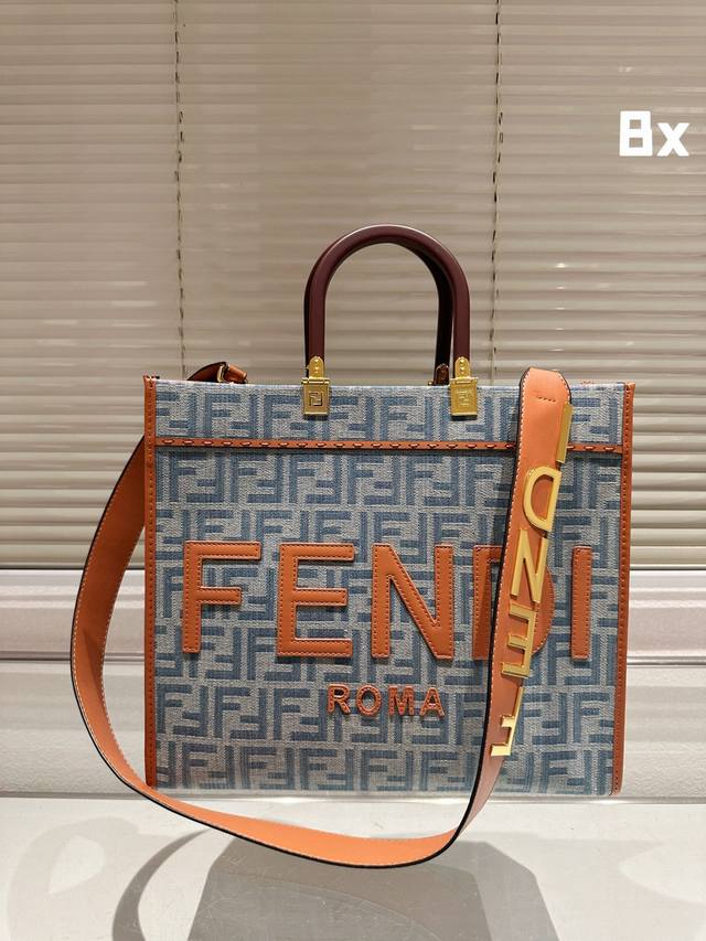 原版布 全新 Size Shine Tote Fendi Tote 托特包“阳光手提袋” 简单宇母logo 设计，琥珀色双手柄是整个包包最大焦点，单拧着就很有气