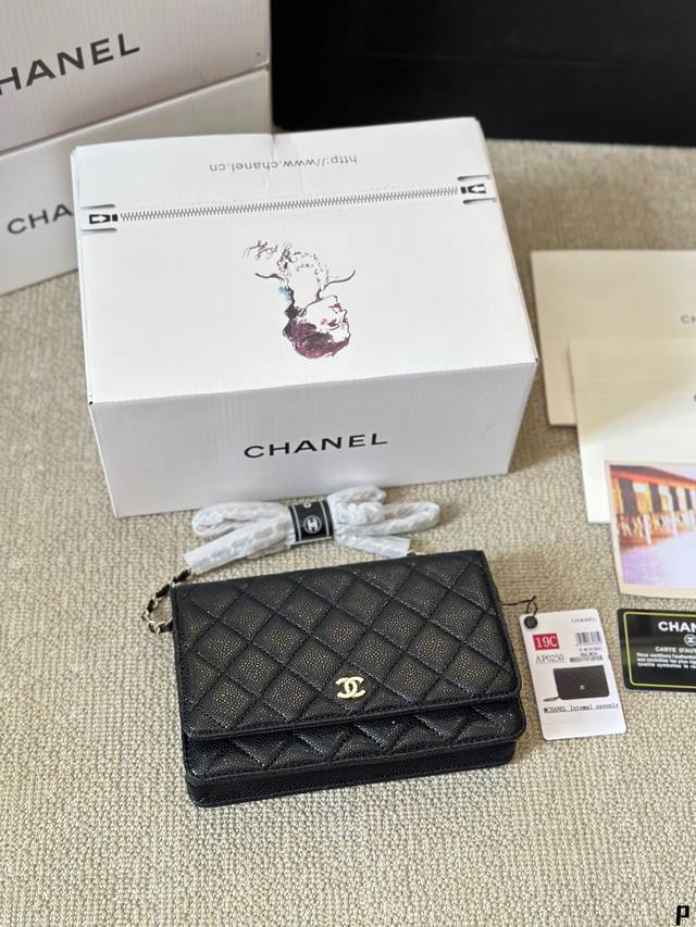 鱼子纹小牛皮 Chanel Woc 发财包 小香牛皮最近好多明星都在背 Chanel 19 这款包是由老佛爷karl Lagerfeld 和 Chanel现任创