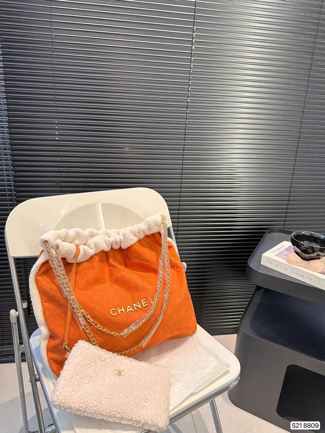 香奈儿羊羔毛垃圾袋 众星宠儿chanel 22Bag这颜值太能打了能装又好看，随性软塌塌的质感背起来超有范儿！尺寸：39 36 货号8809