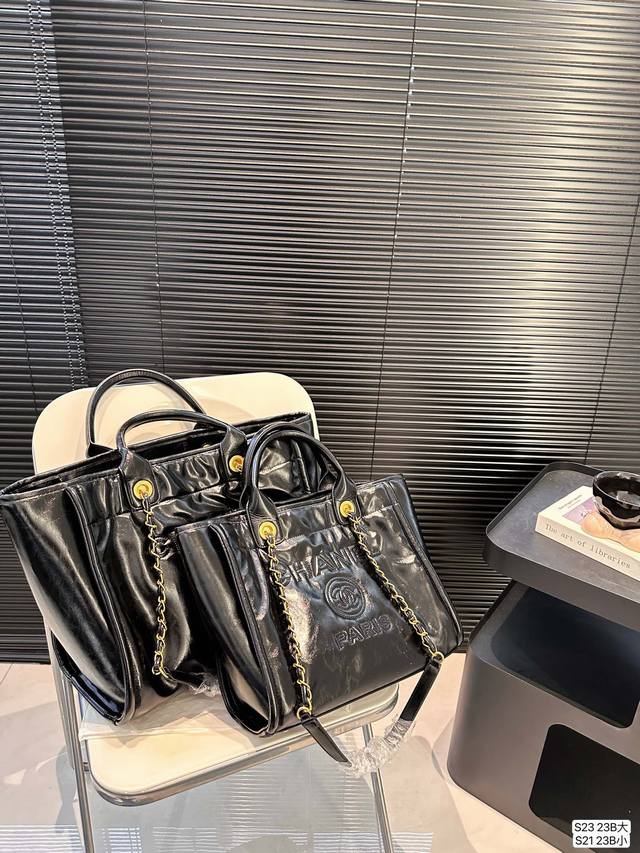 大号 小号 香奈儿沙滩包 不论日常出游或是假日逛街，出镜率超高的包款总让人联想到温暖的季节和愜意海滩时光。质地清新自然，从视觉到触感都自带夏日风情，为结构感鲜明