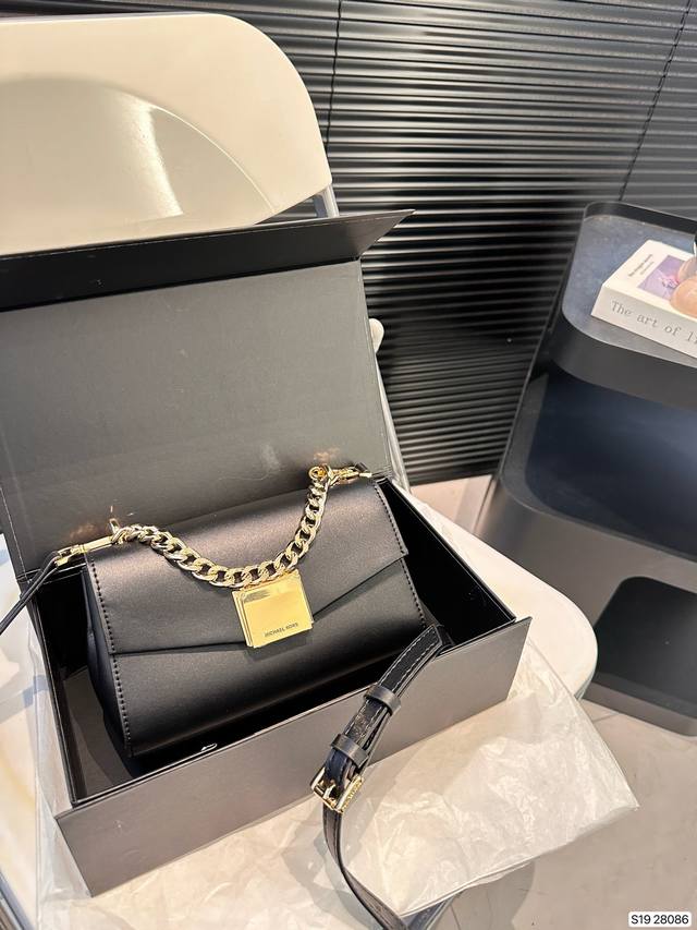 配折叠盒子 Mk Lita系列 链条斜挎包 Mk Lita 系列迷你小包包～简直太好看了吧，这么多颜色总有一款适合你的。 新款包型的设计，整体更加精致柔美，大方