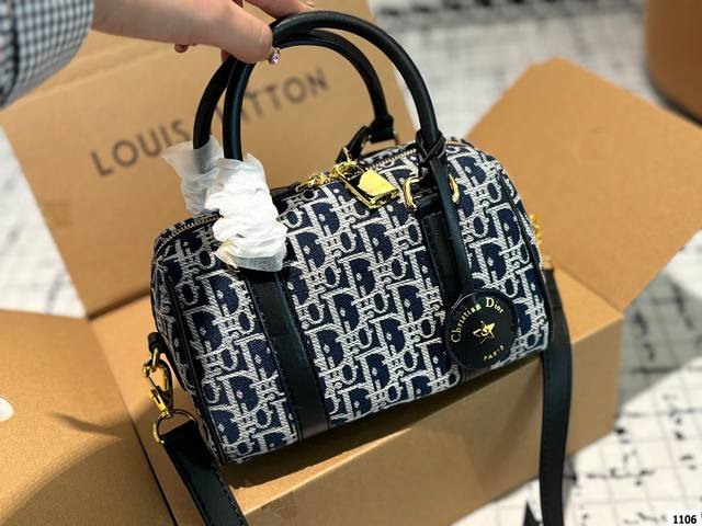 礼盒 Dior 迪奥 Groove 幸运星菱格保龄球包 精心制作，质感非常棒！搭配同色调皮革细节，让整个包包看起来更加高级。而且，包包上还点缀了别具一格的皮革钥