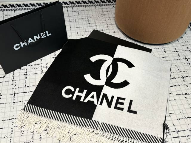 配礼盒 Chanel羊绒围巾 高品质 艺术感十足 大写的贵气 携带不占地方 围久了也不会累 集美们 还不快冲**