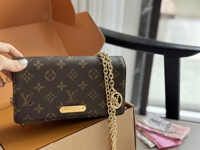 配盒 Size：20*10Cm L家 新出的 Woc太美了吧 八月份的lilywoc， 容量看起来比三合一更加分 有种复古感o 而且链条还能拆爱死了！