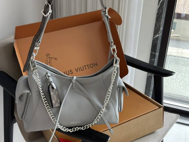 中号 原单 Carryalldark 中号手袋 本款 Carrvall Dark 中号手袋以柔软羊皮革塑造时尚慵懒 廓形为 2024 春夏秀场造型增添瞩目姿彩抛