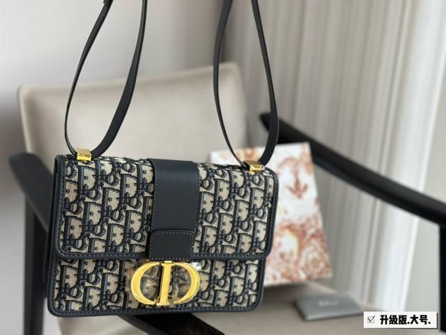 升级版 配盒 Size：24*20Cm 大 21*12Cm 小 五金升级为钢五金 深蓝色的牛皮搭配老花 是不是更高级啦！ D家 蒙田老花 全新升级细节