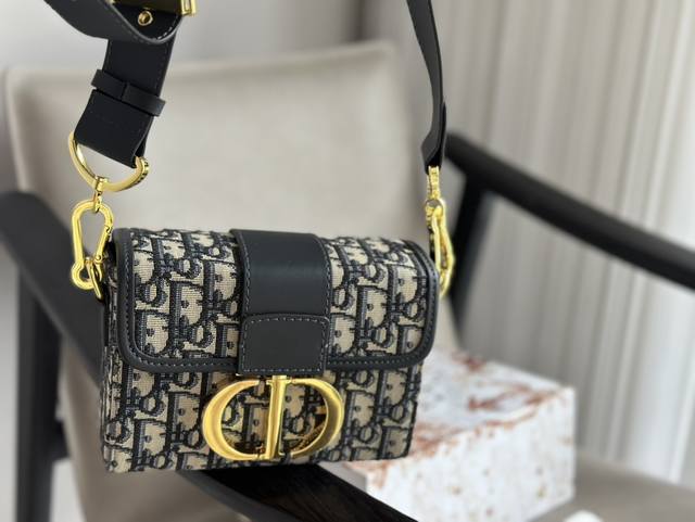 配盒 Size：19*14.5Cm D家 Mini 蒙田老花 全新升级细节 看着不大但超级能装！