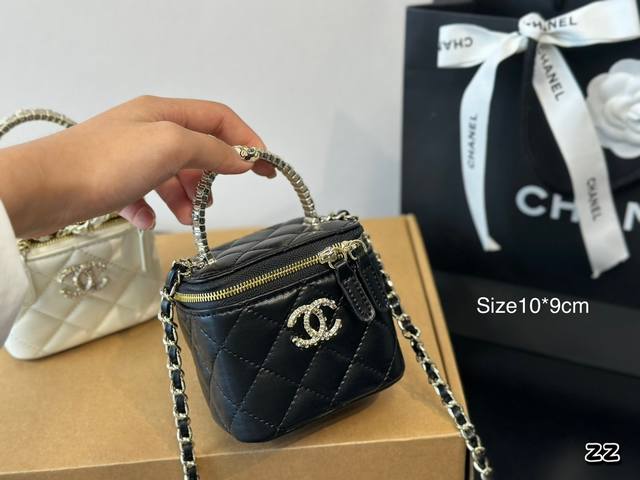 全套包装 Chanel新款手提盒子包 太可爱了 Chanel新款小废包 太可爱了 钻扣设计高级感满满 10*9Cm