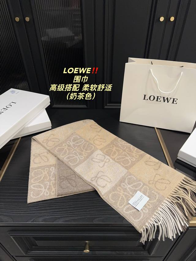 配盒 罗意威 Loewe 围巾 真的相当的百搭，上身气质 Upup 上身效果气场非常强大！ 这款围巾的效果很特别，手感柔软成色有质感，面料厚实保暖，版型更是非常