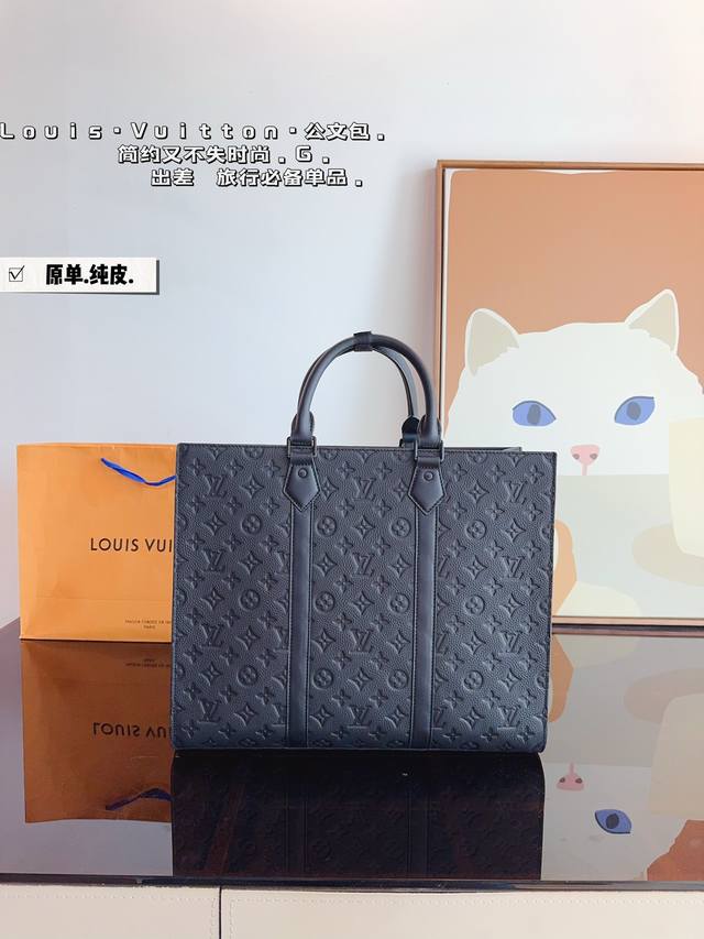 纯皮. Lv 男包公文包. 万年不过时 专用 面料原单五金 原版开模定制 手感超软 超舒服 全部五金都带logo 尺寸：40*10*23Cm