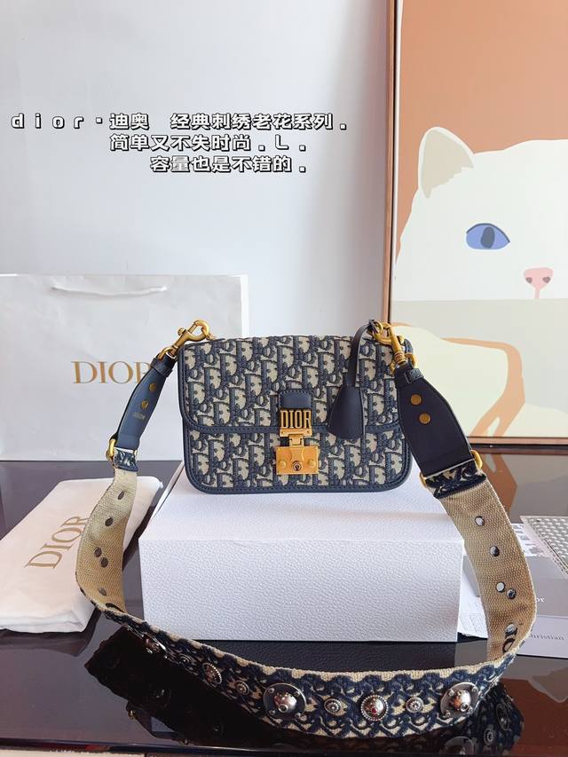 配礼盒 Dior.迪奥 老花addict 邮差包 原版双面绣老花料 迪奥的oblique复古印花图案早在上世纪六十年代就在巴黎时装周里掀起热潮 不同的是如今大家 配礼盒 Dior.迪奥 老花addict 邮差包 原版双面绣老花料 迪奥的oblique复古印花图案早在上世纪六十年代就在巴黎时装周里掀起热潮 不同的是如今大家