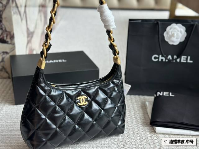 油蜡羊皮 Chanel 24Ait Bag预警 Hobo 系列黑马 姐妹们，今天我要给大家分享-款超级好看的包包一 Chanel 24A Hobo系列黑马油蜡包