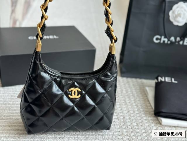 油蜡羊皮 Chanel 24Ait Bag预警 Hobo 系列黑马 姐妹们，今天我要给大家分享-款超级好看的包包一 Chanel 24A Hobo系列黑马油蜡包