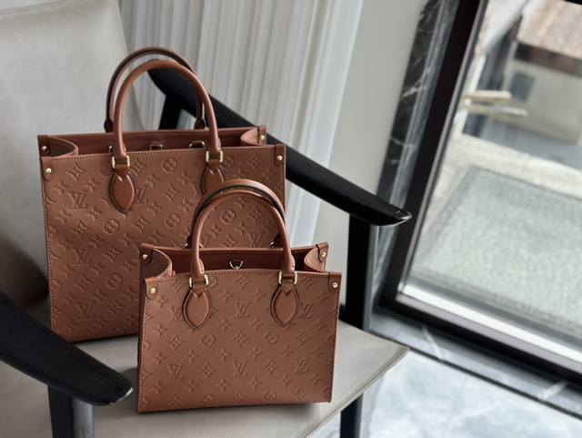 折叠 Size： 34*26Cm 中 25*20Cm 小 质量超好 懂货来 整个包都是牛皮品质 真的是太高级啦！ 焦糖棕 这个颜色太惊艳啦！ 搜索 Lv Ont