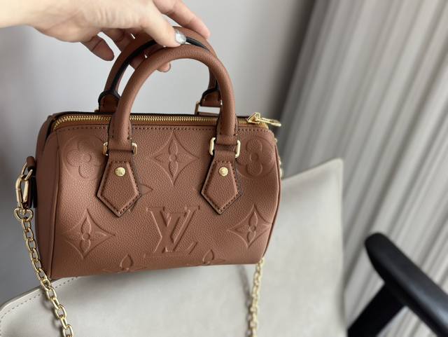 新款 配盒 Size：20*14Cm L家 Ss23 Speedy 20 一起感受冰焦糖色的快乐~ 拎一个小包包真的爱了爱了~ 搜索：Lv Nano