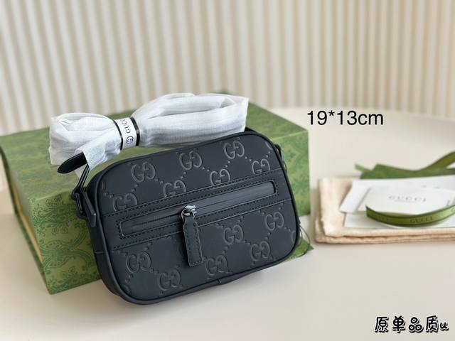 折叠盒 Gucci Rubberized Leather现实与未来交汇，科技感十足一些关于未来的秘密 藏在rubberized里，等你探寻 尺寸19*13