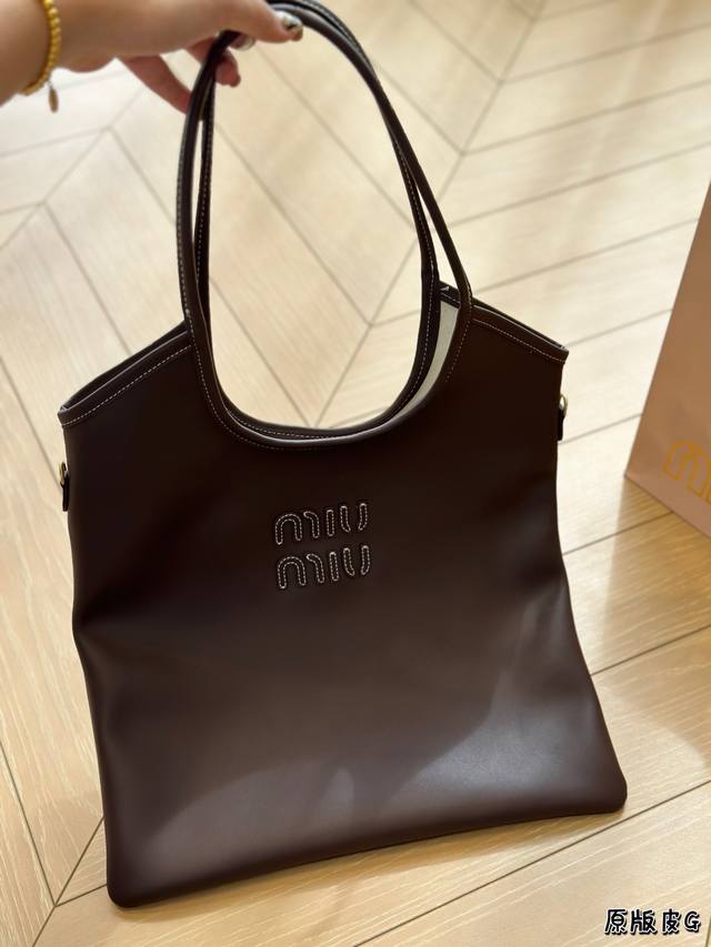 Size:35*31Cm 被miumiu征服的一天 Miuniu Tote托特包 最新秀款包包 跟上大包的节奏 随意慵懒 本季最爆 无法反驳吧了吧 Size:35*31Cm 被miumiu征服的一天 Miuniu Tote托特包 最新秀款包包 跟上大包的节奏 随意慵懒 本季最爆 无法反驳吧了吧