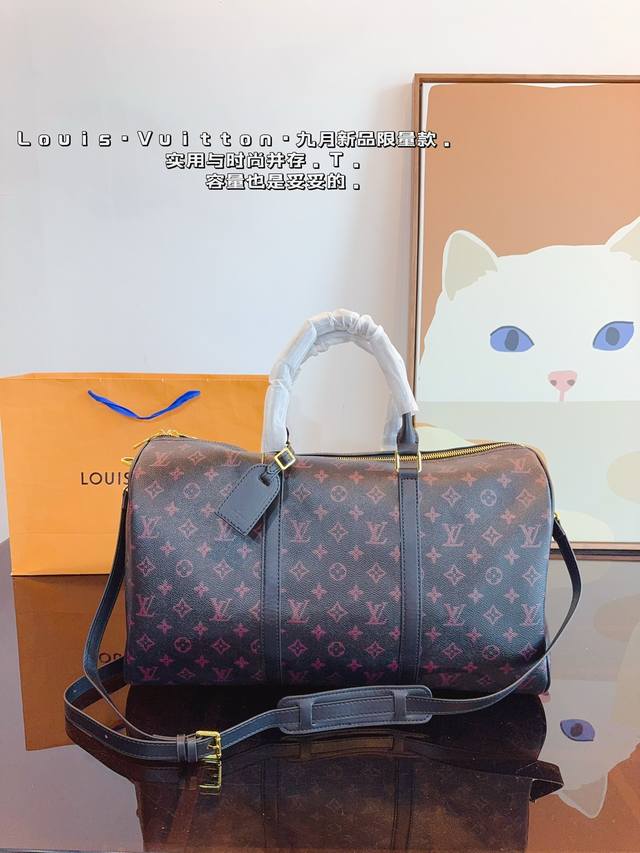 Lv 路易威登联名款keepall 斜跨包旅行包 一只帅气能装的旅行袋 时尚爆发款火热来袭 经典设计大气可观男女通用款 包包采用原版皮质 超级厚实 耐磨 耐用原