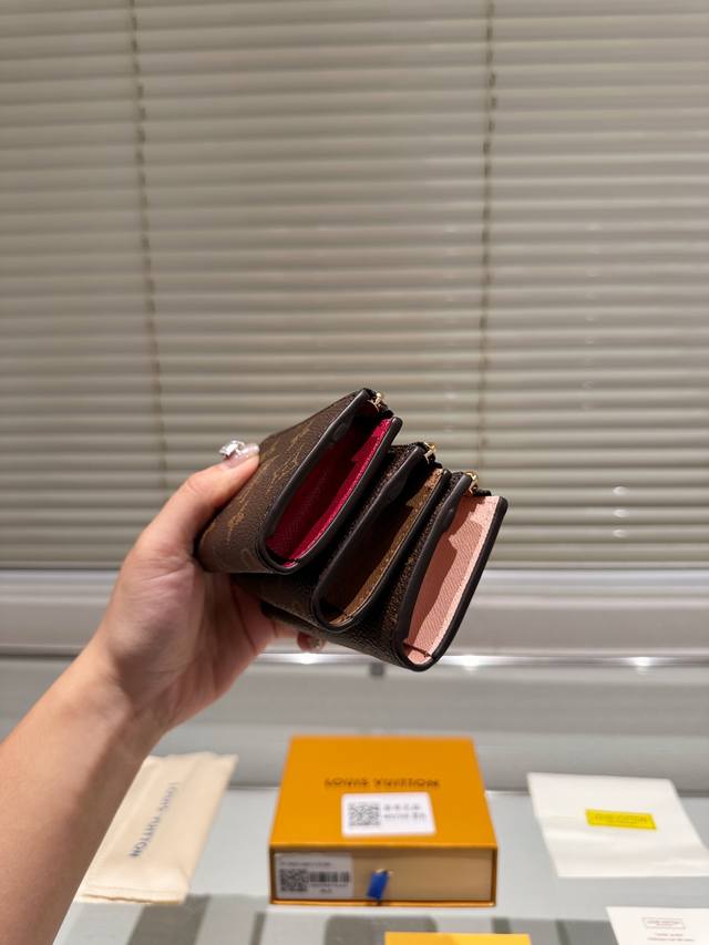原单 独家实拍 专柜新品lv零钱包 原单品质 高端货专柜密封口袋包装 配送专柜卡片 搭配顶级牛皮不是便宜货哦 喜欢的美妞抓紧自留啦