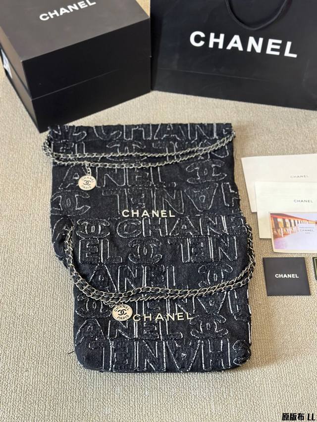 原版布 Chanel 24A字母牛仔 22Bag 22Bag 和牛仔真的是绝配！牛仔面料散发出难以抵抗的 奢华魅力～ 包身的立体大字母 10G0 毛边设计，有种