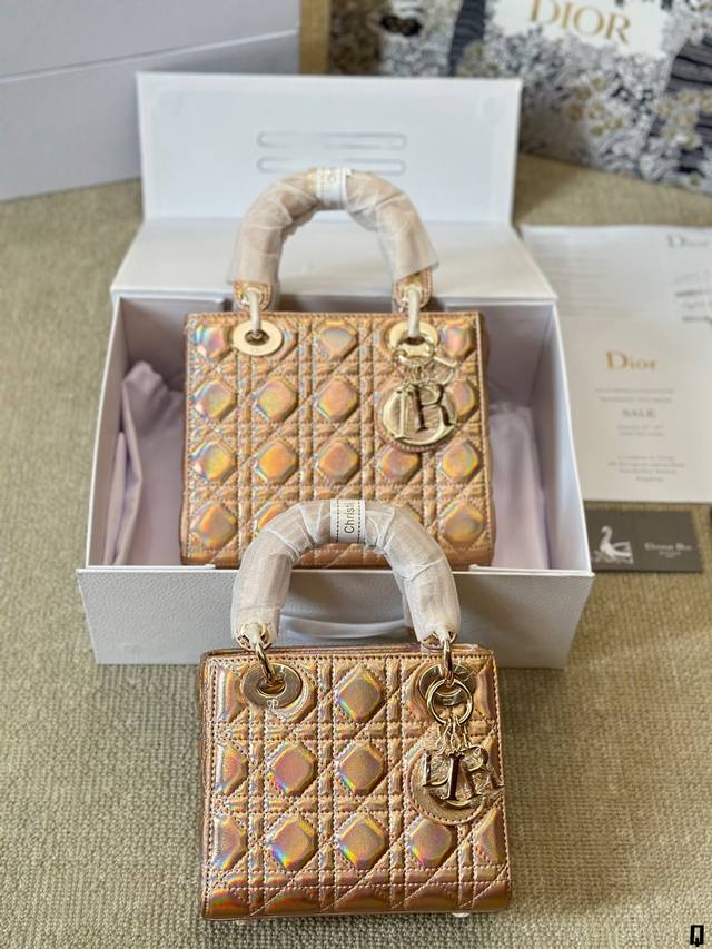 镭射 小羊皮 |全套包装dior 迪奥戴妃包! Dior Lady羊皮绝美手袋 真的是太美了 好lady风 五金好漂亮 好适 肩带可调节!爱了爱了! 尺寸:20 镭射 小羊皮 |全套包装dior 迪奥戴妃包! Dior Lady羊皮绝美手袋 真的是太美了 好lady风 五金好漂亮 好适 肩带可调节!爱了爱了! 尺寸:20