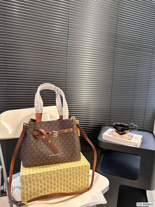 配盒子 Mk托特 时尚炸街 商务稳重 通通拿捏。一年四季都能打mercer系列一直注重通勤实用!尺寸26 19 货号998602 配盒子 Mk托特 时尚炸街 商务稳重 通通拿捏。一年四季都能打mercer系列一直注重通勤实用!尺寸26 19 货号998602