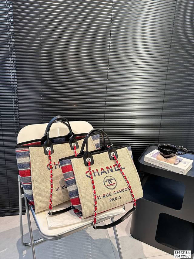 Chanel 新款香奈儿沙滩包购物袋 Chanel沙滩包每年都会出新的款 跟老款不同的logo装饰更加高端大气 容量超级可妈咪包 简约休闲的设计深受欢迎 而且容