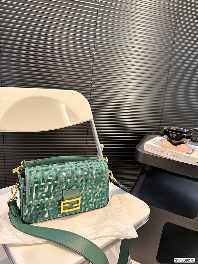 芬迪 水钻法棍包 时髦拿捏住啦 不显老气好好搭啊 而旦貌美气质加成好高的呀~ 爱死了这份从容优雅 尺寸：26 15 货号809075